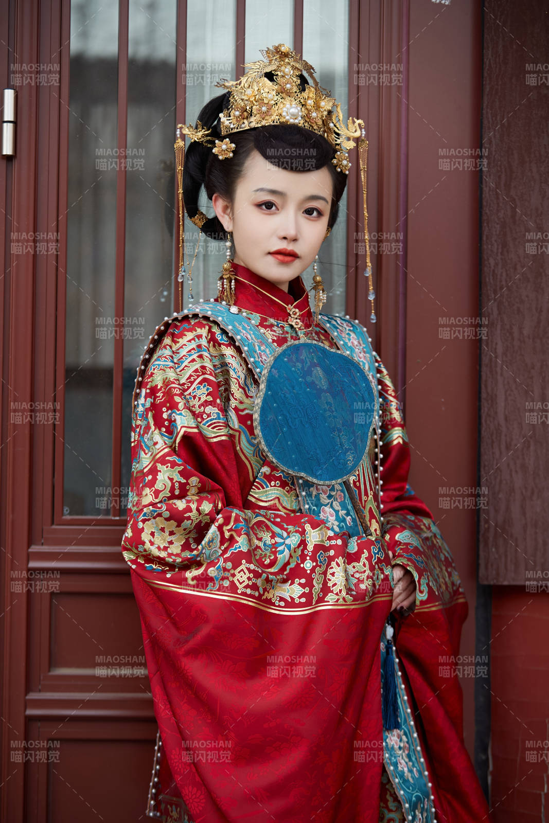 身穿明朝古装汉服婚服的东方新娘图片