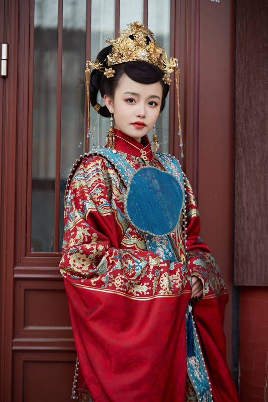 身穿明朝古装汉服婚服的东方新娘图片