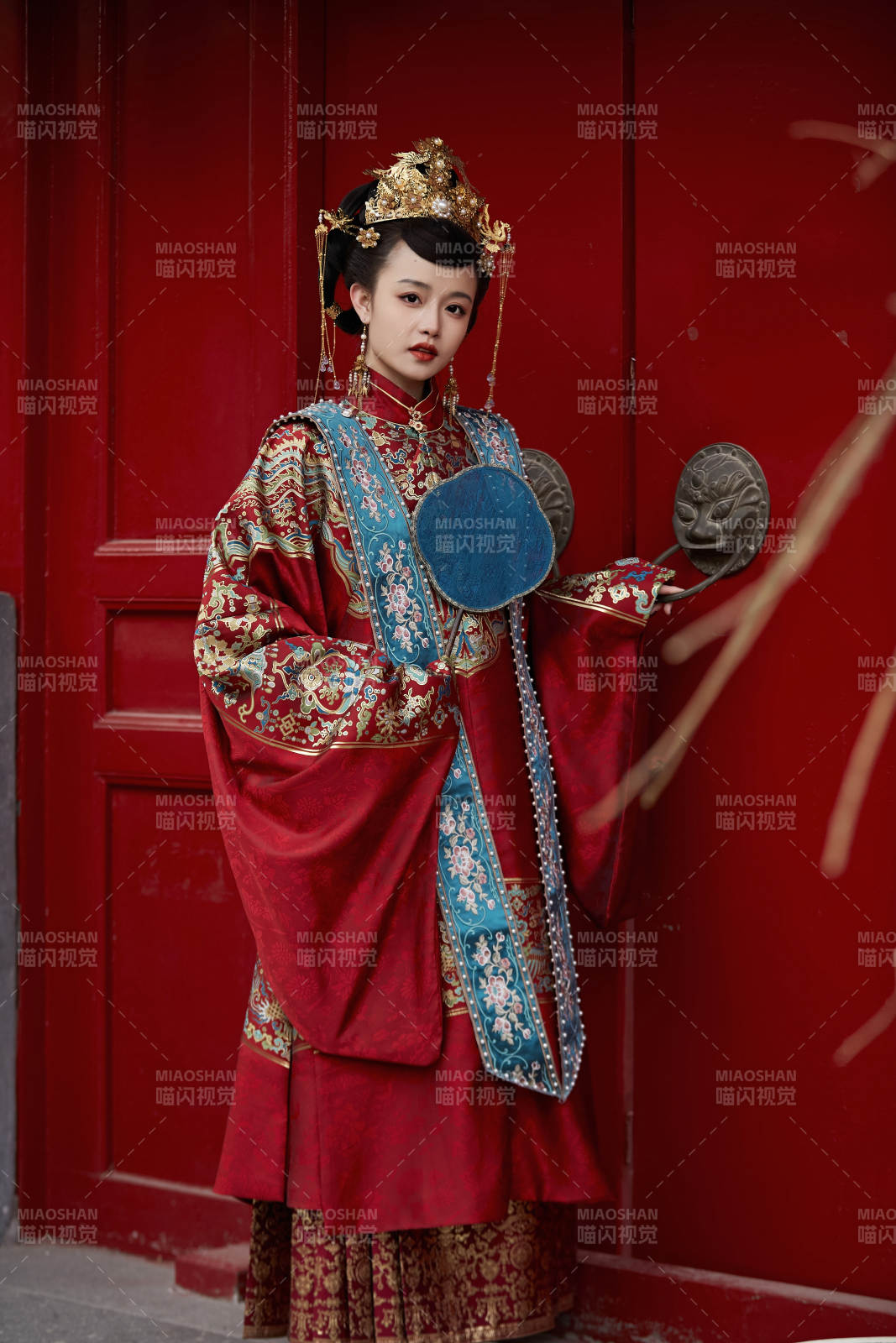 身穿明朝古装汉服婚服的东方新娘图片