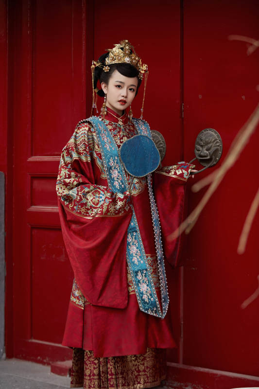 身穿明朝古装汉服婚服的东方新娘图片