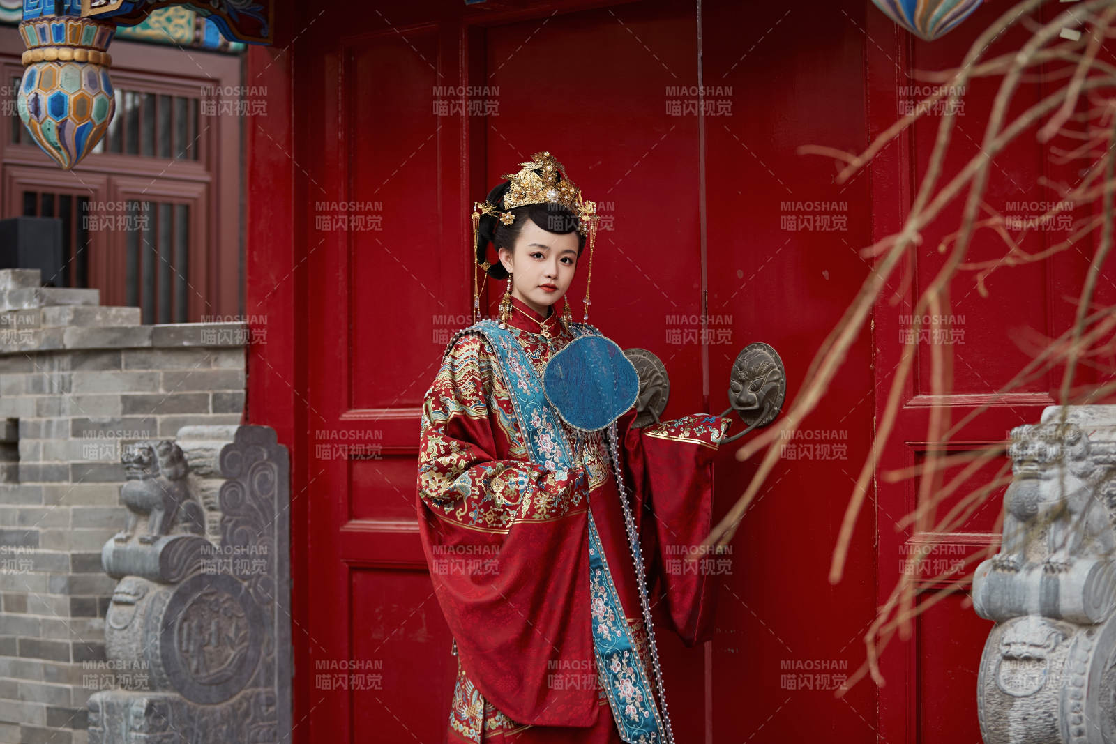 身穿明朝古装汉服婚服的东方新娘图片