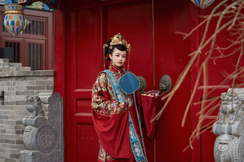 身穿明朝古装汉服婚服的东方新娘图片