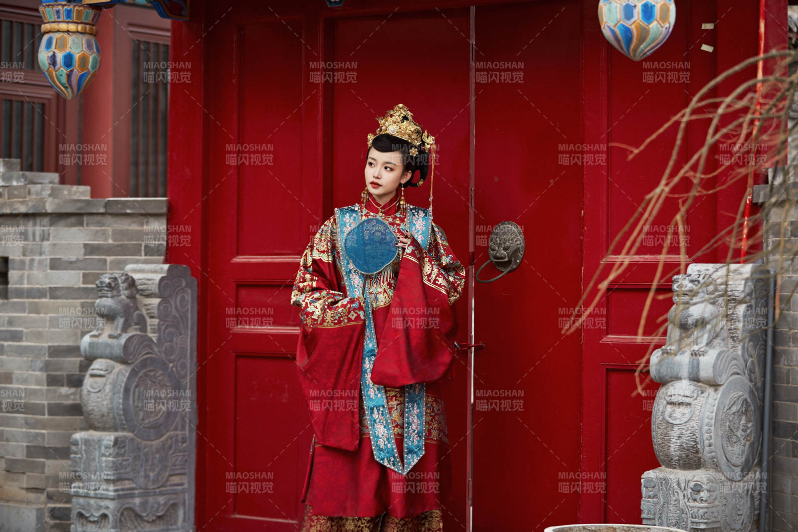 身穿明朝古装汉服婚服的东方新娘图片