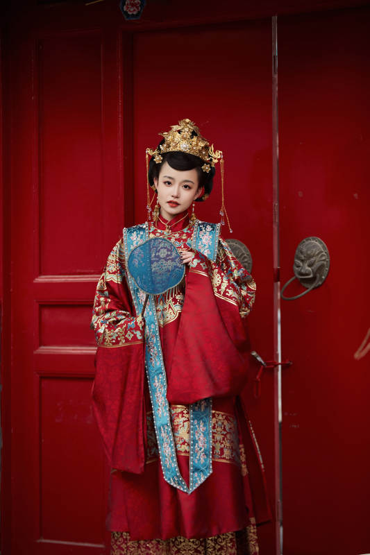 身穿明朝古装汉服婚服的东方新娘图片