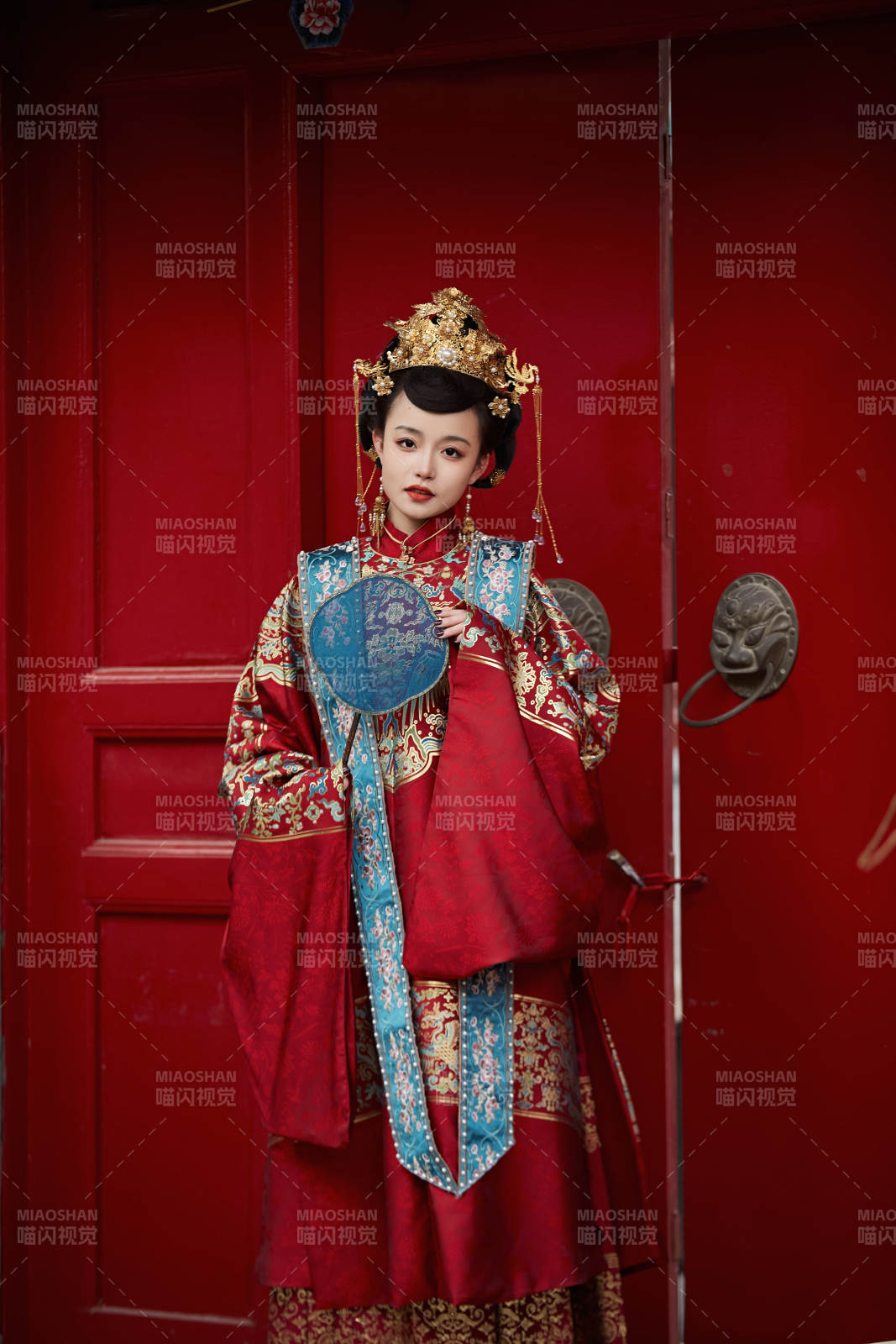 身穿明朝古装汉服婚服的东方新娘图片