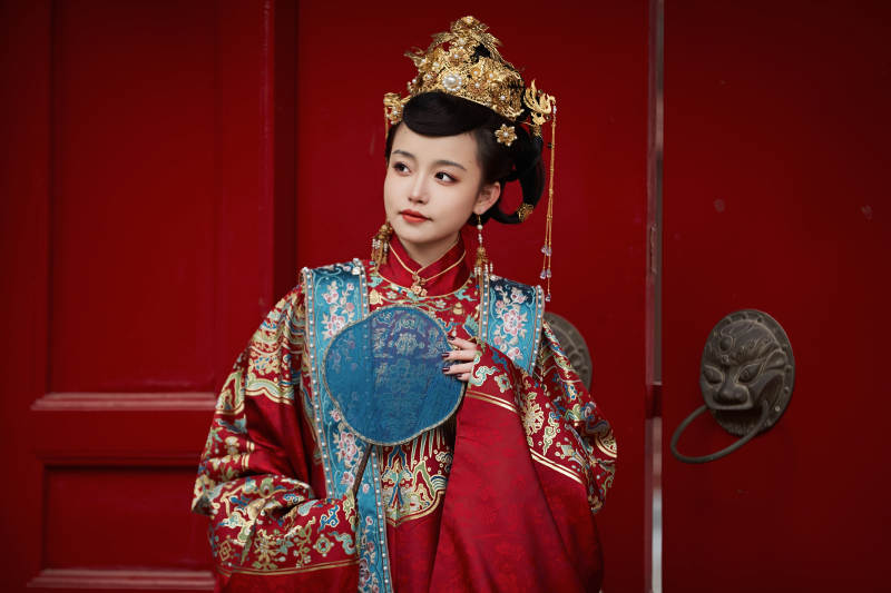 身穿明朝古装汉服婚服的东方新娘图片