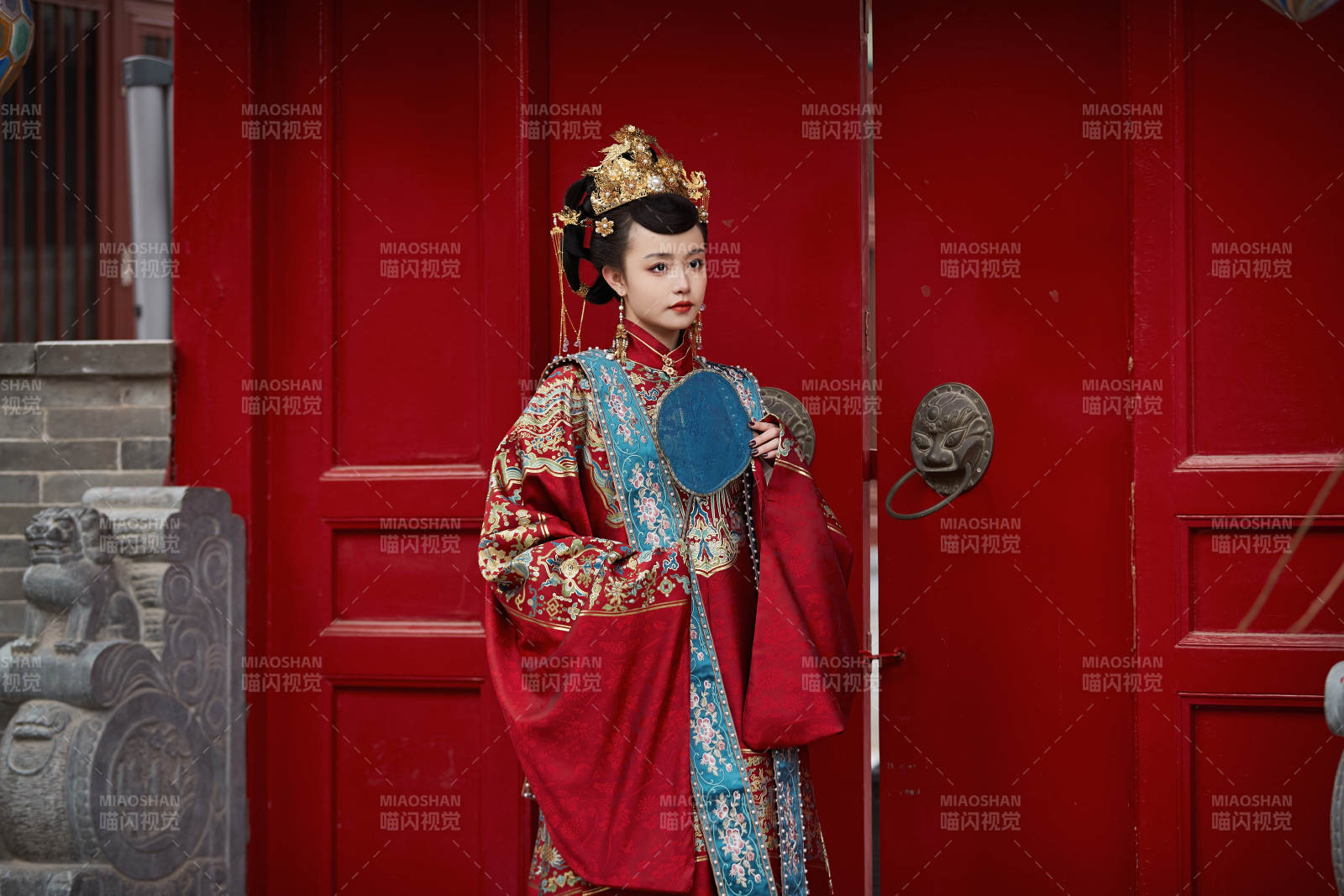 身穿明朝古装汉服婚服的东方新娘图片