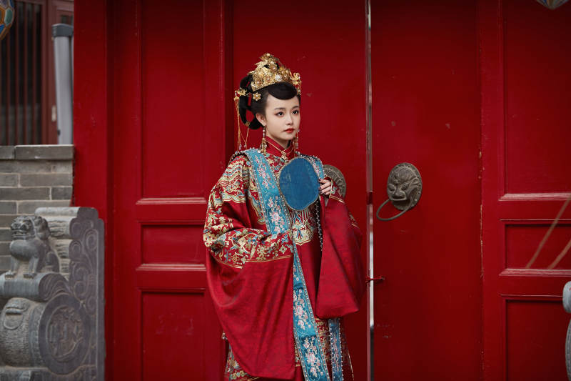 身穿明朝古装汉服婚服的东方新娘图片