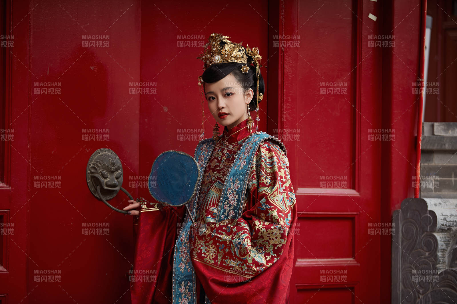 身穿明朝古装汉服婚服的东方新娘图片