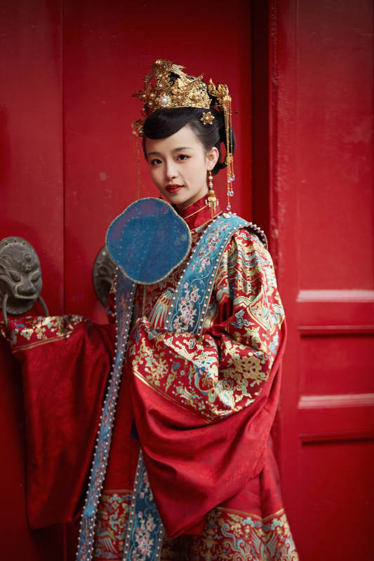 身穿明朝古装汉服婚服的东方新娘图片