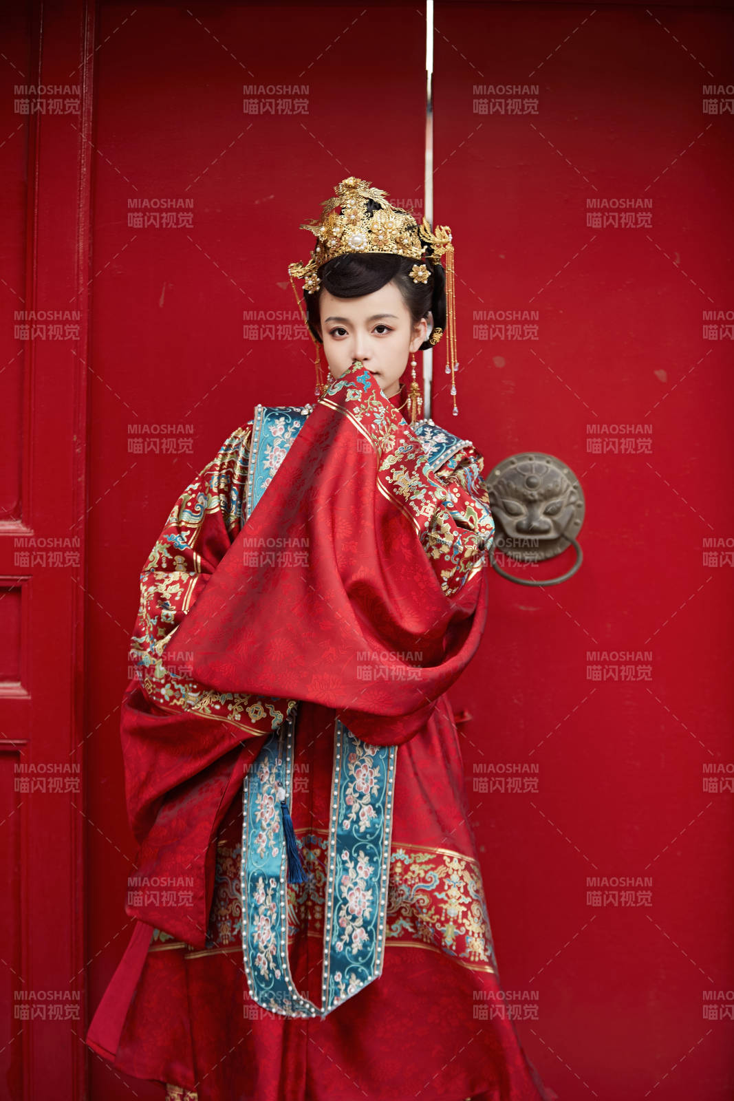 身穿明朝古装汉服婚服的东方新娘图片