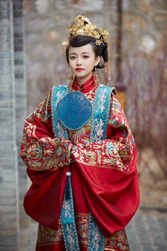 身穿明朝古装汉服婚服的东方新娘图片