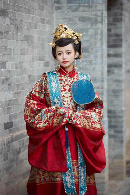 身穿明朝古装汉服婚服的东方新娘图片