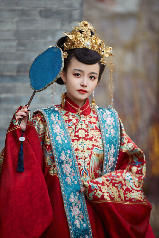 身穿明朝古装汉服婚服的东方新娘图片