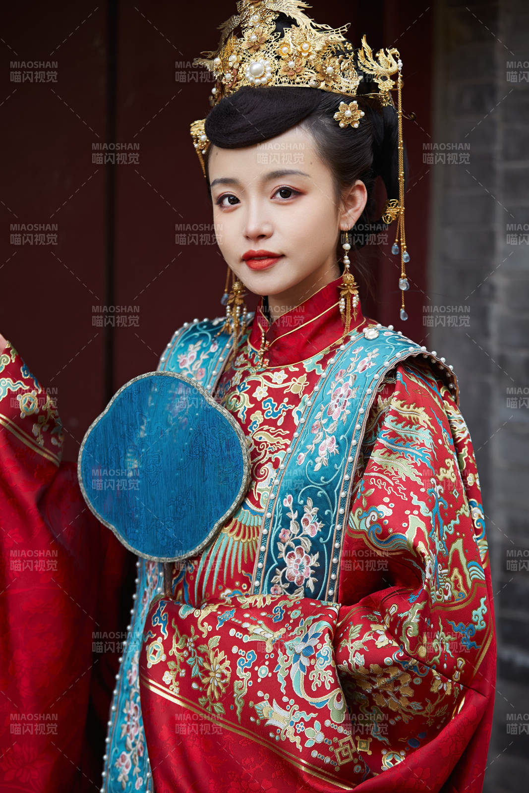 身穿明朝古装汉服婚服的东方新娘图片