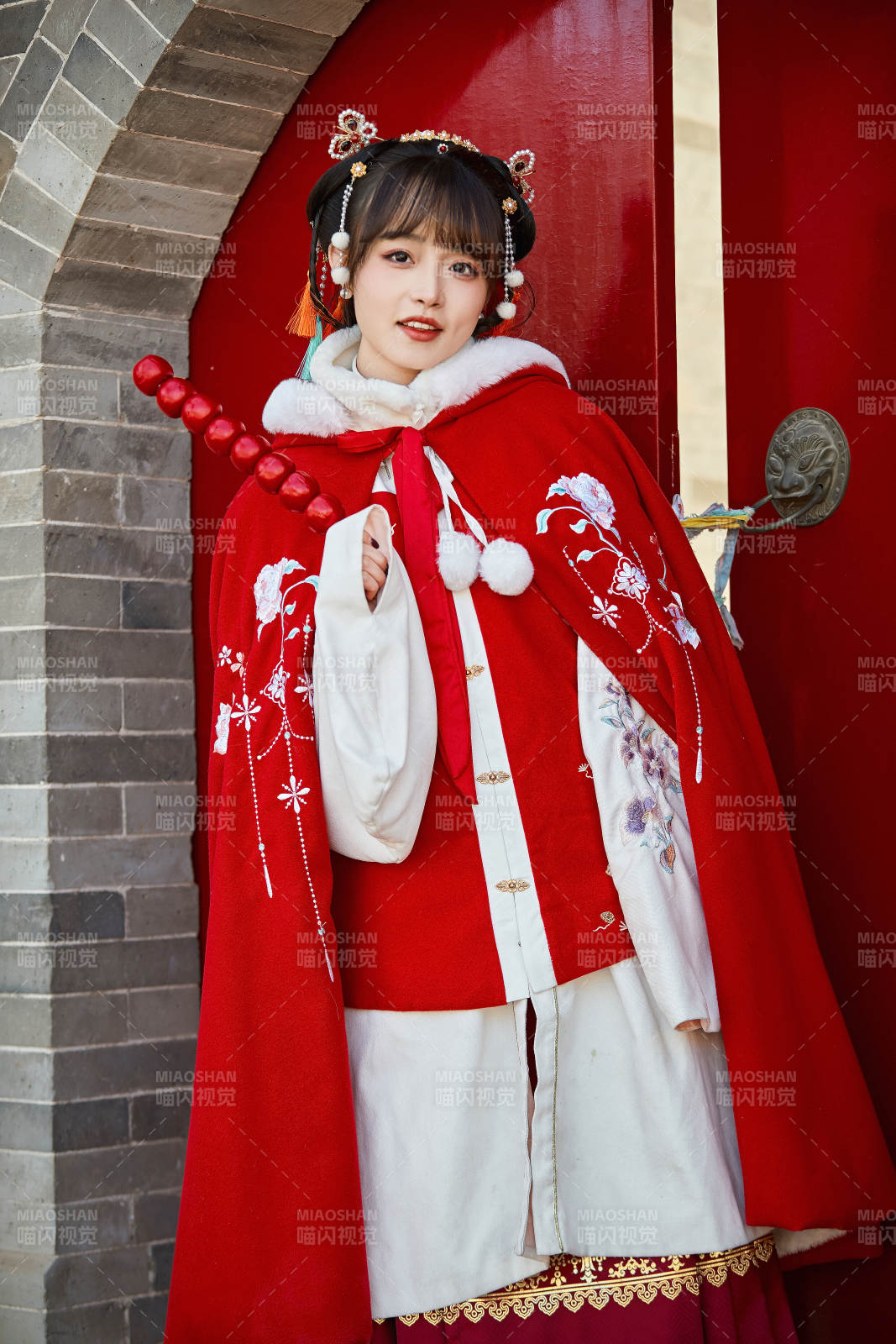 身穿喜庆汉服在古城游玩的少女图片