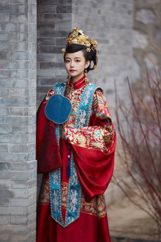 身穿明朝古装汉服婚服的东方新娘图片