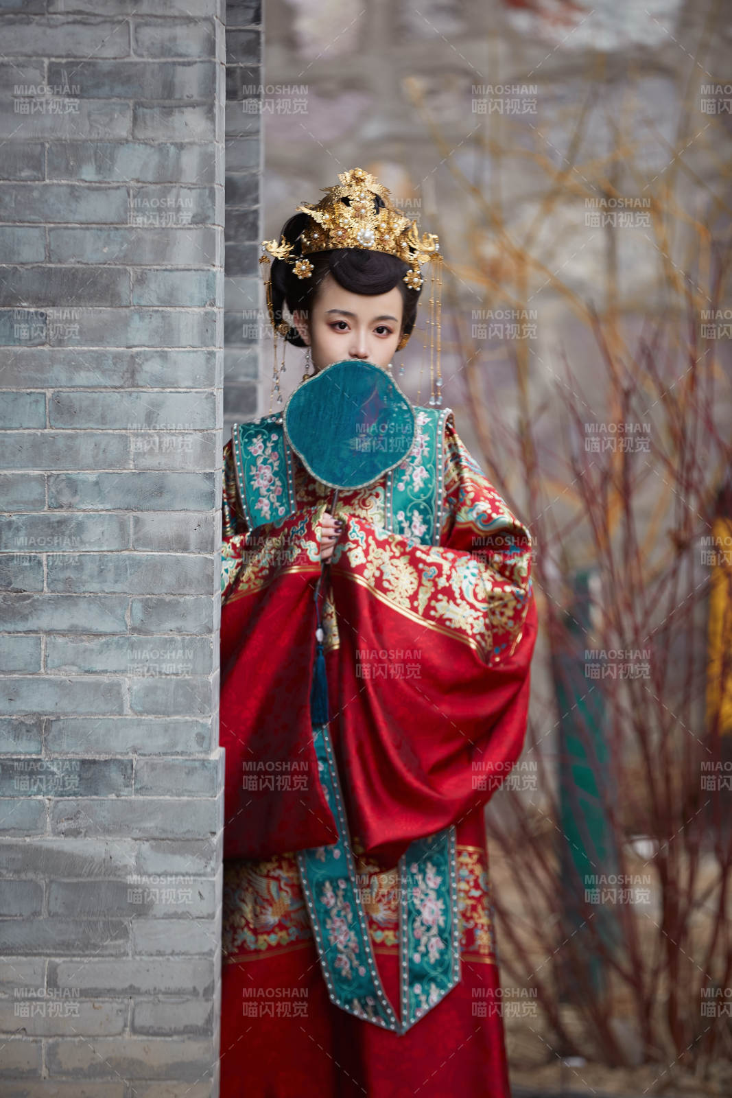 身穿明朝古装汉服婚服的东方新娘图片