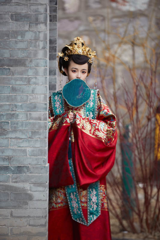 身穿明朝古装汉服婚服的东方新娘图片