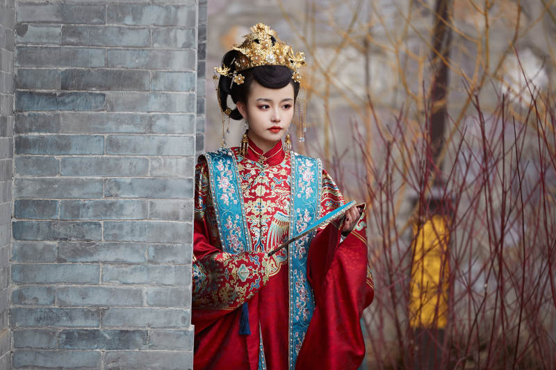 身穿明朝古装汉服婚服的东方新娘图片