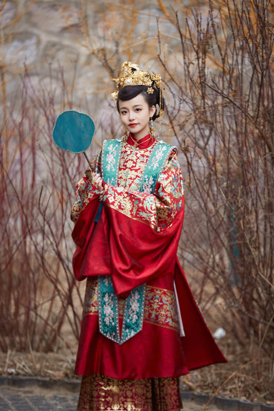 身穿明朝古装汉服婚服的东方新娘图片