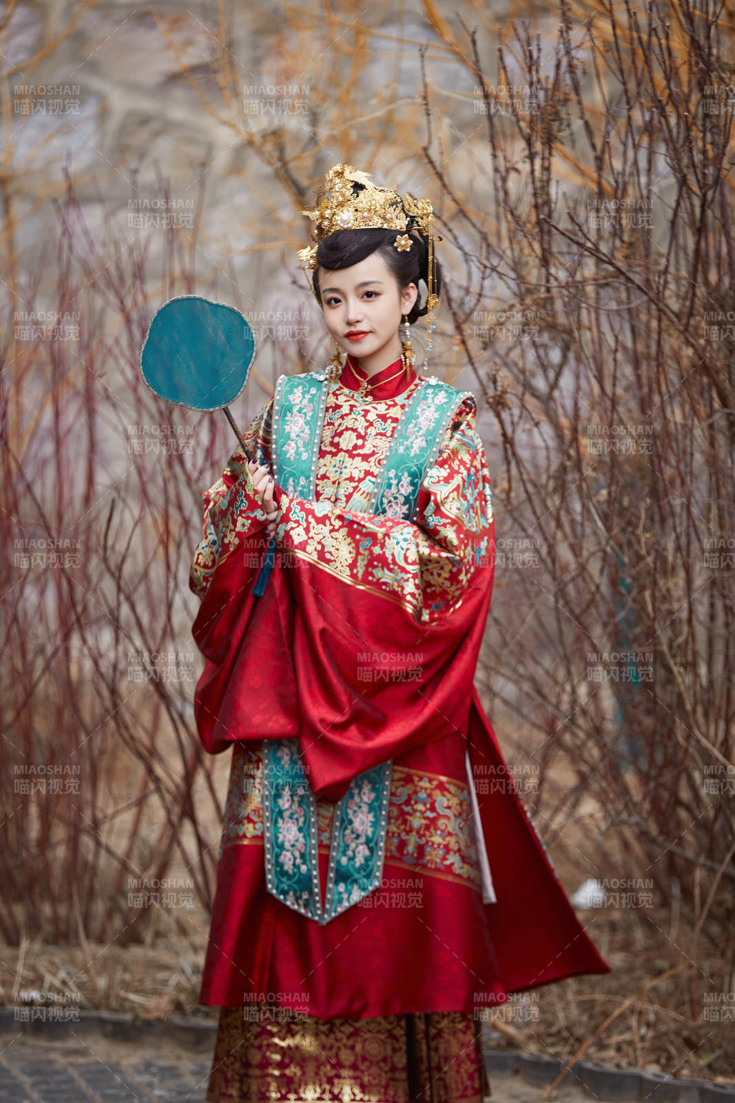 身穿明朝古装汉服婚服的东方新娘图片