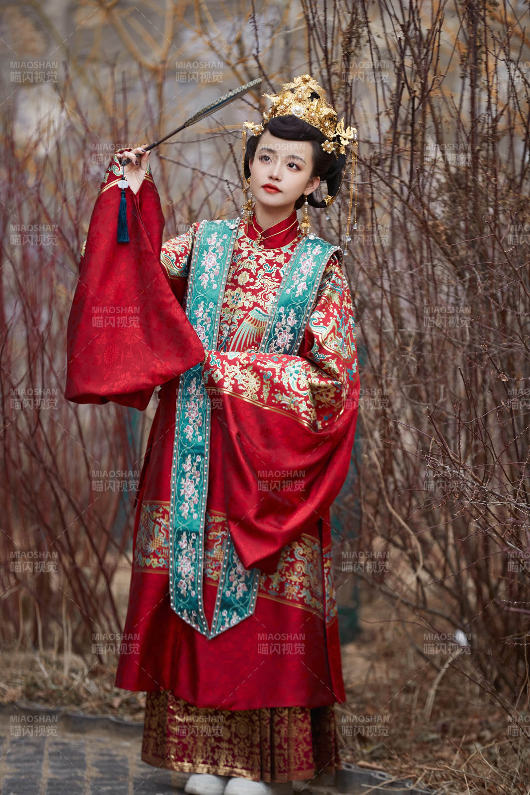 身穿明朝古装汉服婚服的东方新娘图片