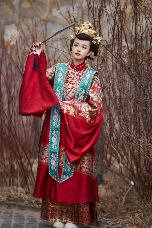 身穿明朝古装汉服婚服的东方新娘图片