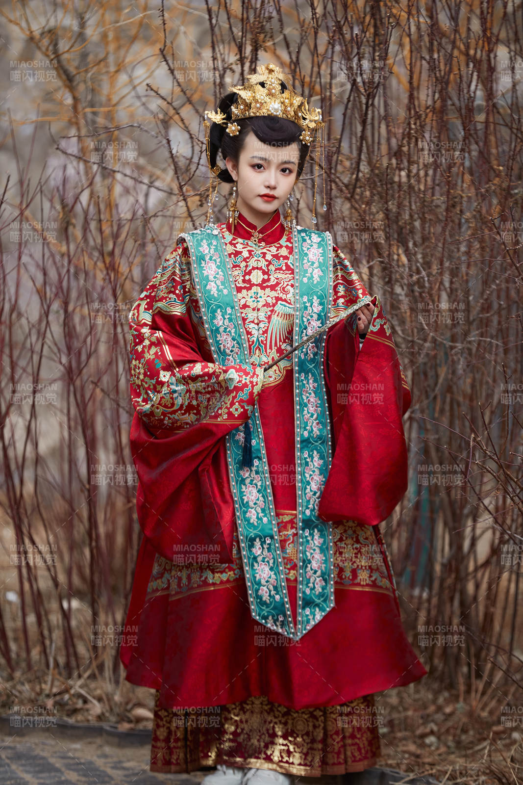 身穿明朝古装汉服婚服的东方新娘图片