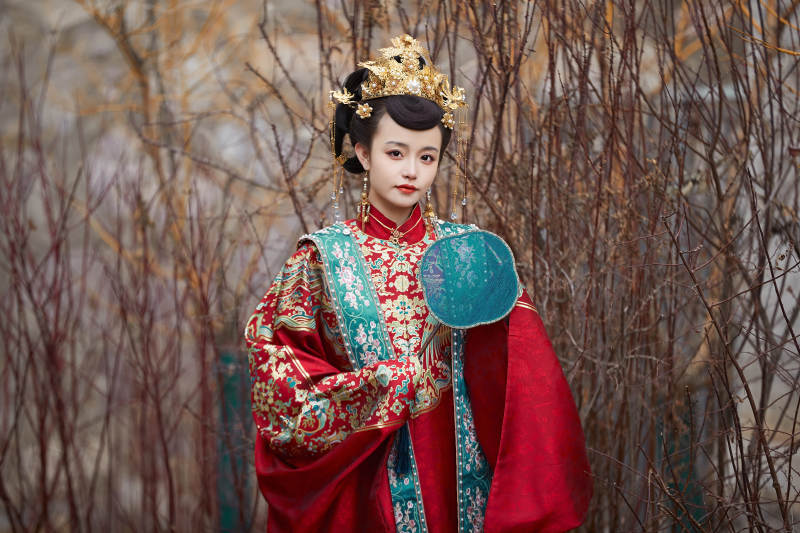 身穿明朝古装汉服婚服的东方新娘图片