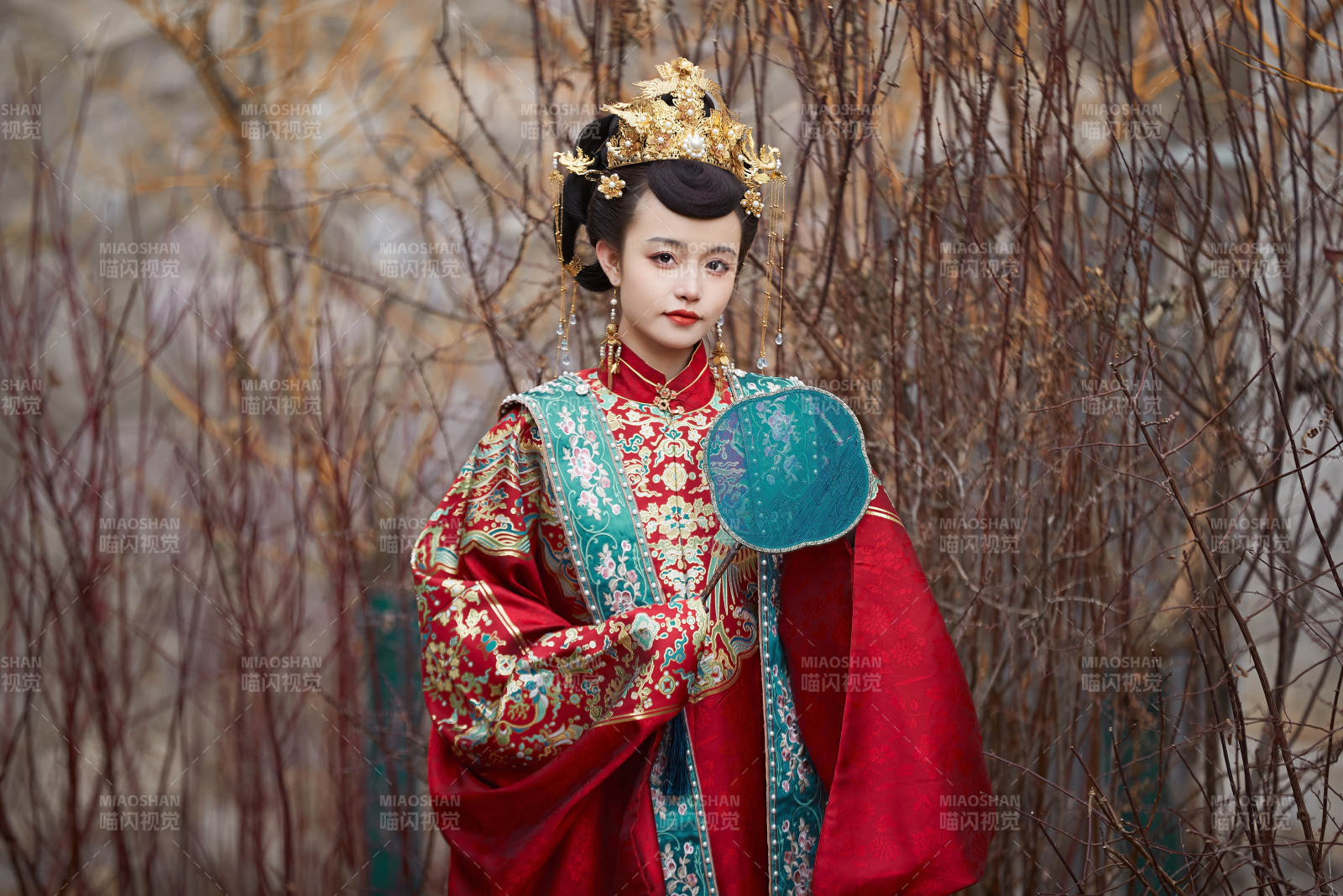 身穿明朝古装汉服婚服的东方新娘图片