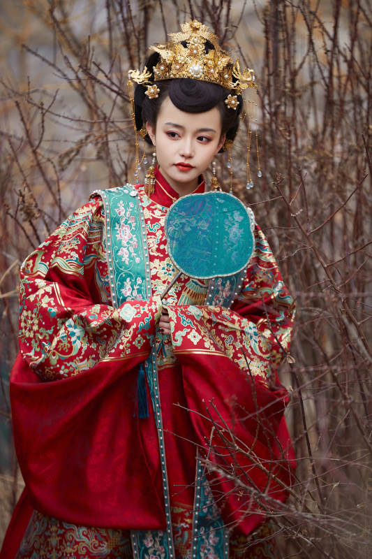 身穿明朝古装汉服婚服的东方新娘图片