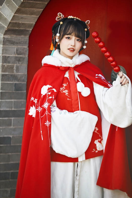 身穿喜庆汉服在古城游玩的少女图片