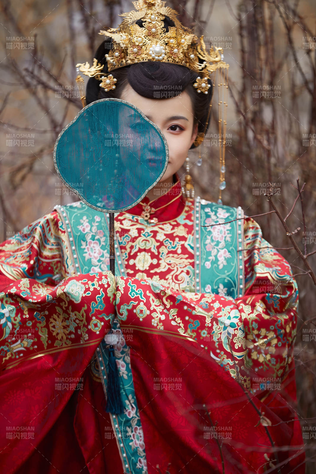 身穿明朝古装汉服婚服的东方新娘图片