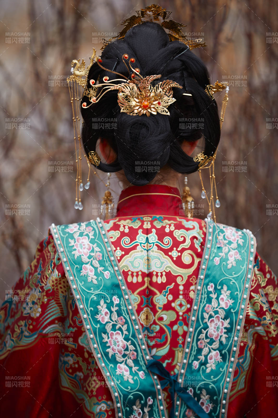 身穿明朝古装汉服婚服的东方新娘图片