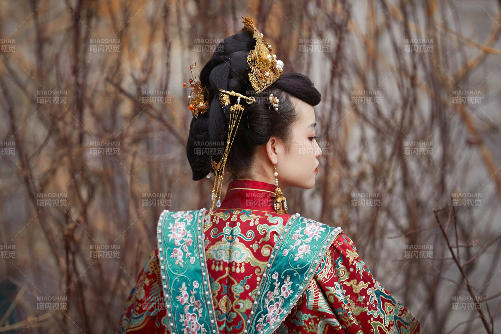 身穿明朝古装汉服婚服的东方新娘图片