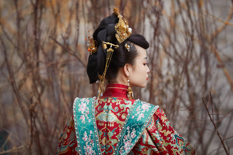 身穿明朝古装汉服婚服的东方新娘图片