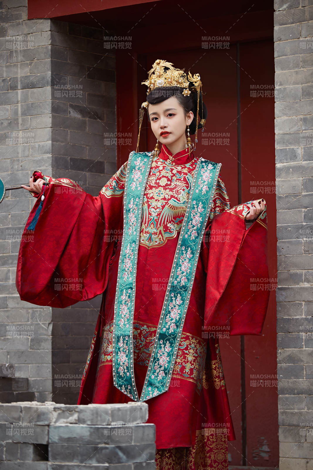 身穿明朝古装汉服婚服的东方新娘图片