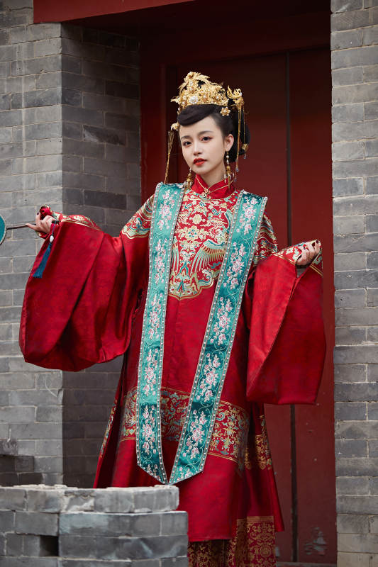 身穿明朝古装汉服婚服的东方新娘图片