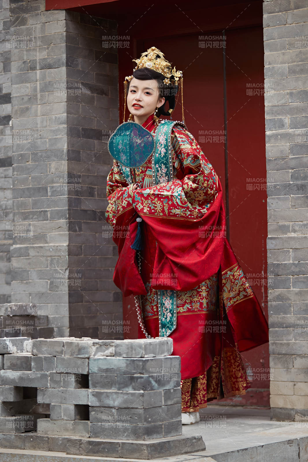 身穿明朝古装汉服婚服的东方新娘图片