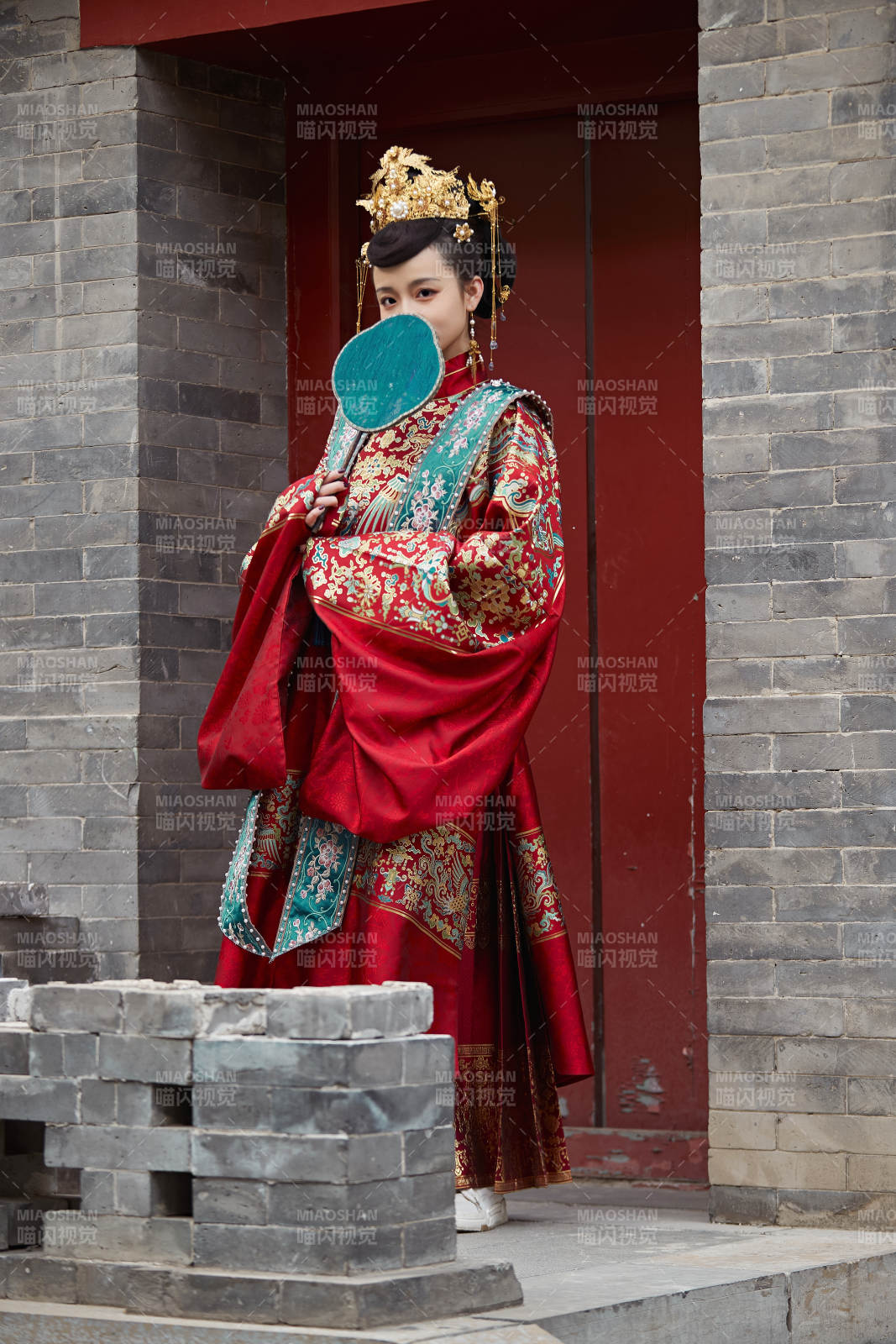 身穿明朝古装汉服婚服的东方新娘图片