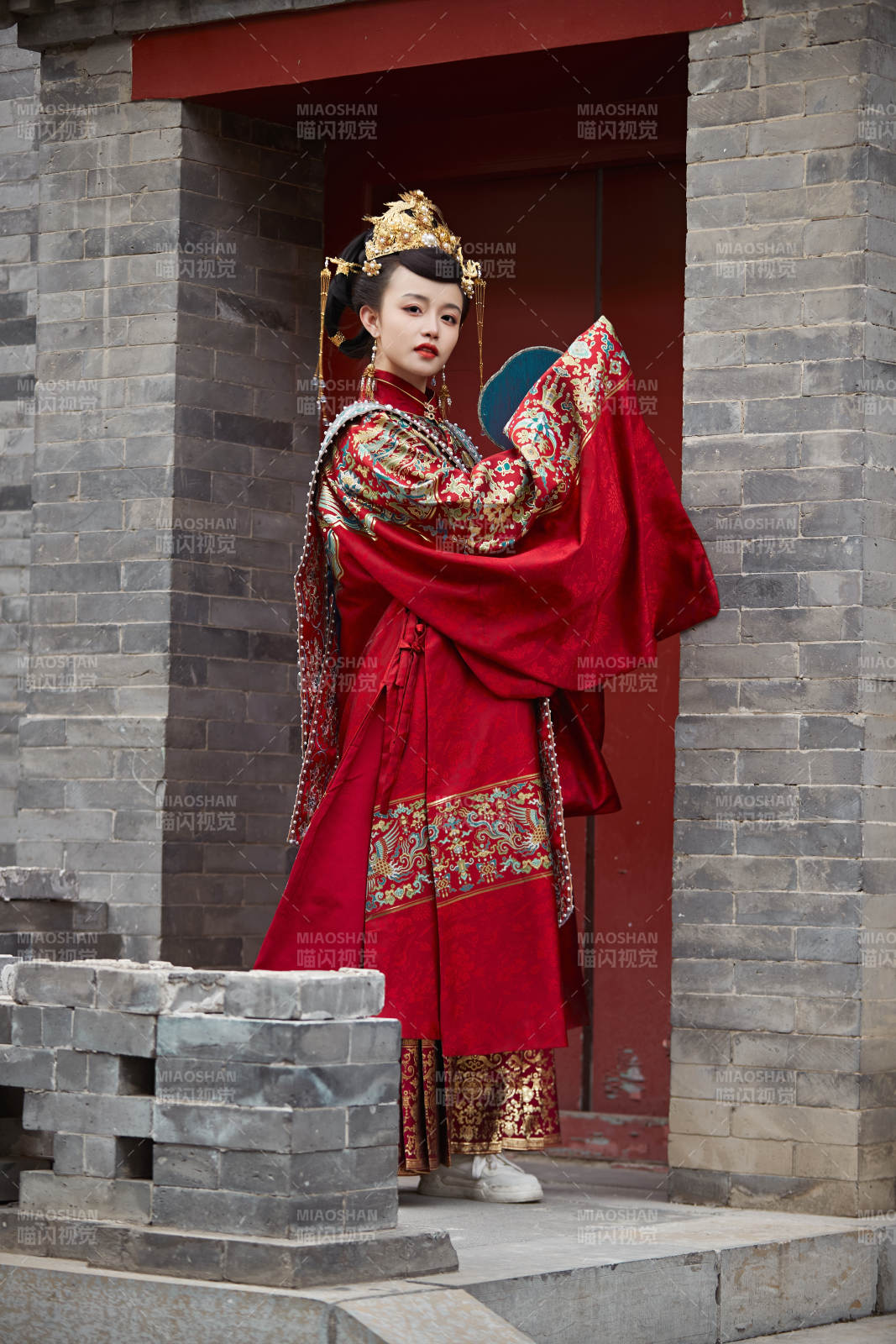 身穿明朝古装汉服婚服的东方新娘图片