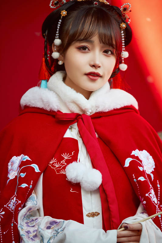 身穿喜庆汉服在古城游玩的少女图片