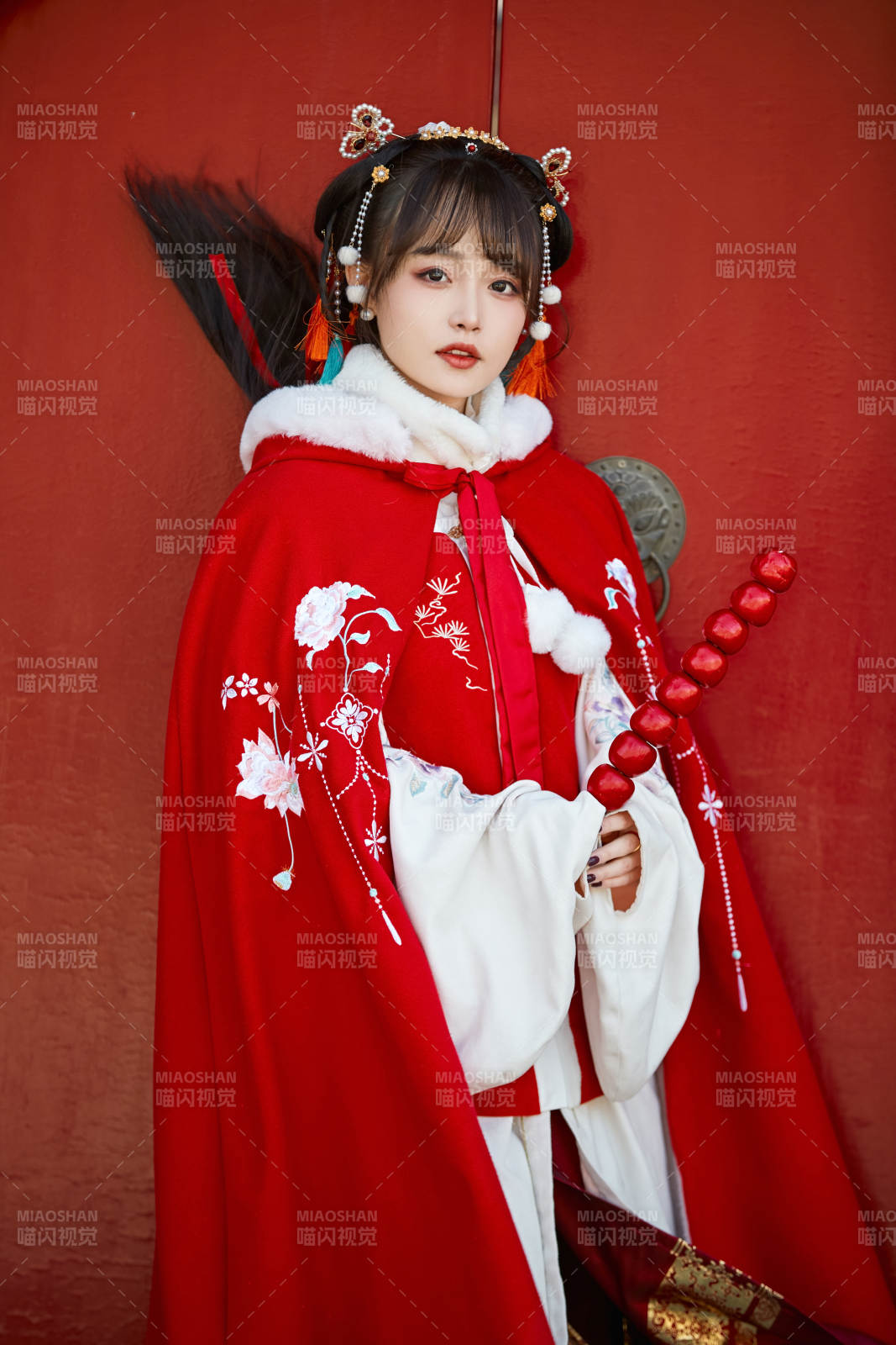 身穿喜庆汉服在古城游玩的少女图片