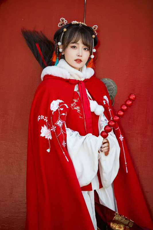 身穿喜庆汉服在古城游玩的少女图片