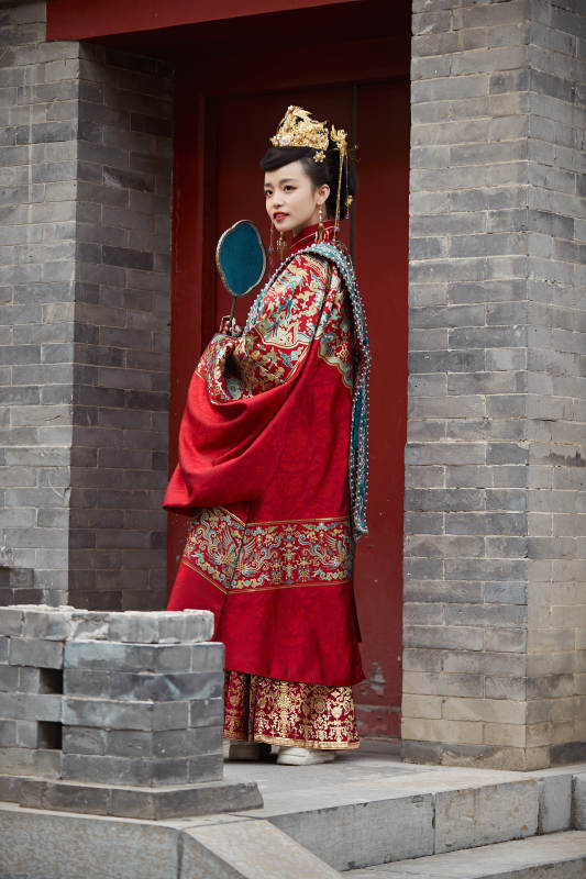 身穿明朝古装汉服婚服的东方新娘图片