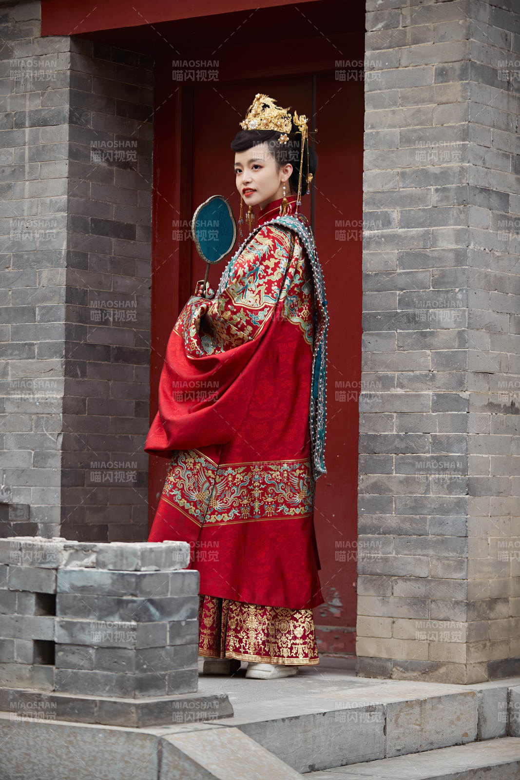 身穿明朝古装汉服婚服的东方新娘图片