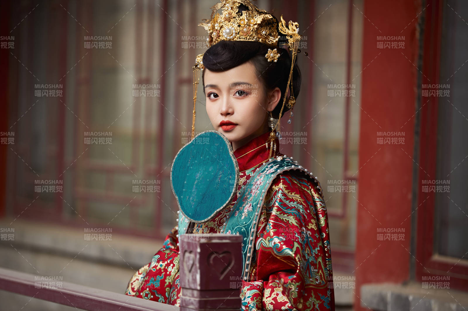 身穿明朝古装汉服婚服的东方新娘图片