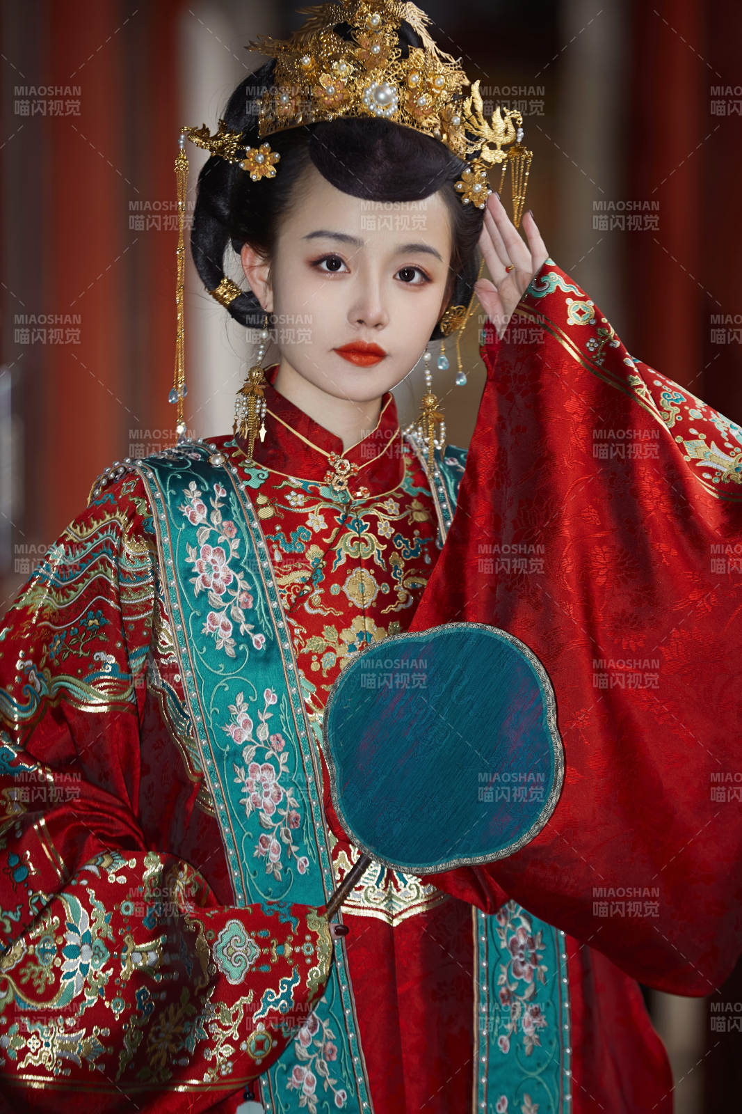 身穿明朝古装汉服婚服的东方新娘图片