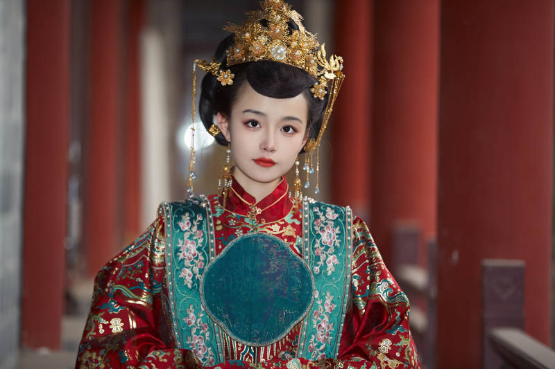 身穿明朝古装汉服婚服的东方新娘图片